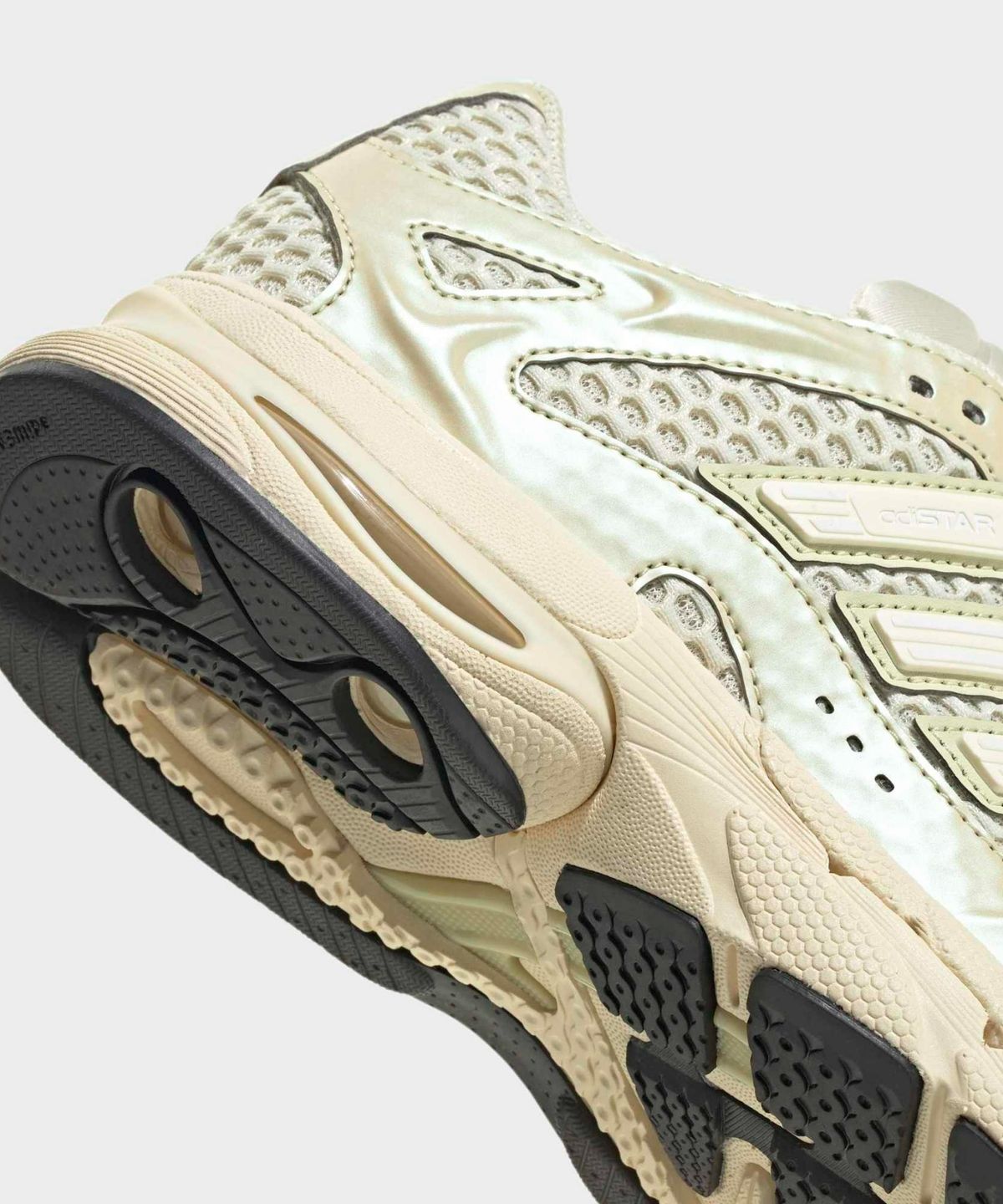 아디다스(ADIDAS) 아디스타 MLD - 웜바닐라:크림화이트 / KI7103