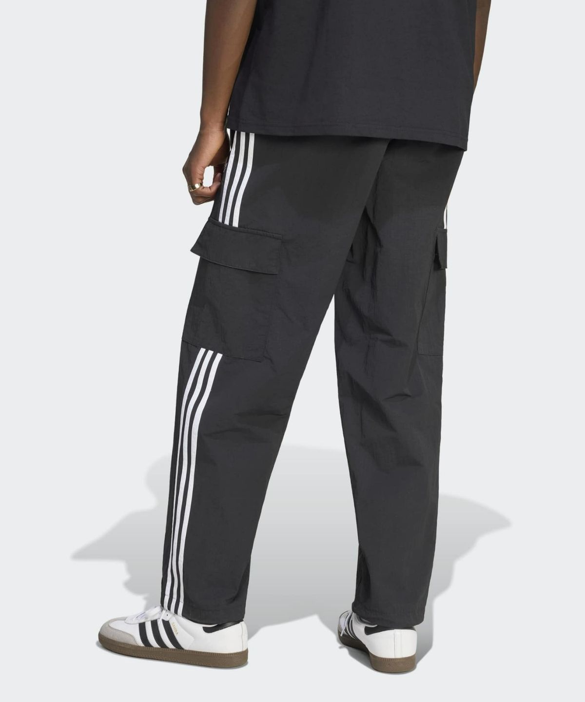 아디다스(ADIDAS) 클래식 3-스트라이프 카고 팬츠 - 블랙:화이트 / KQ8924