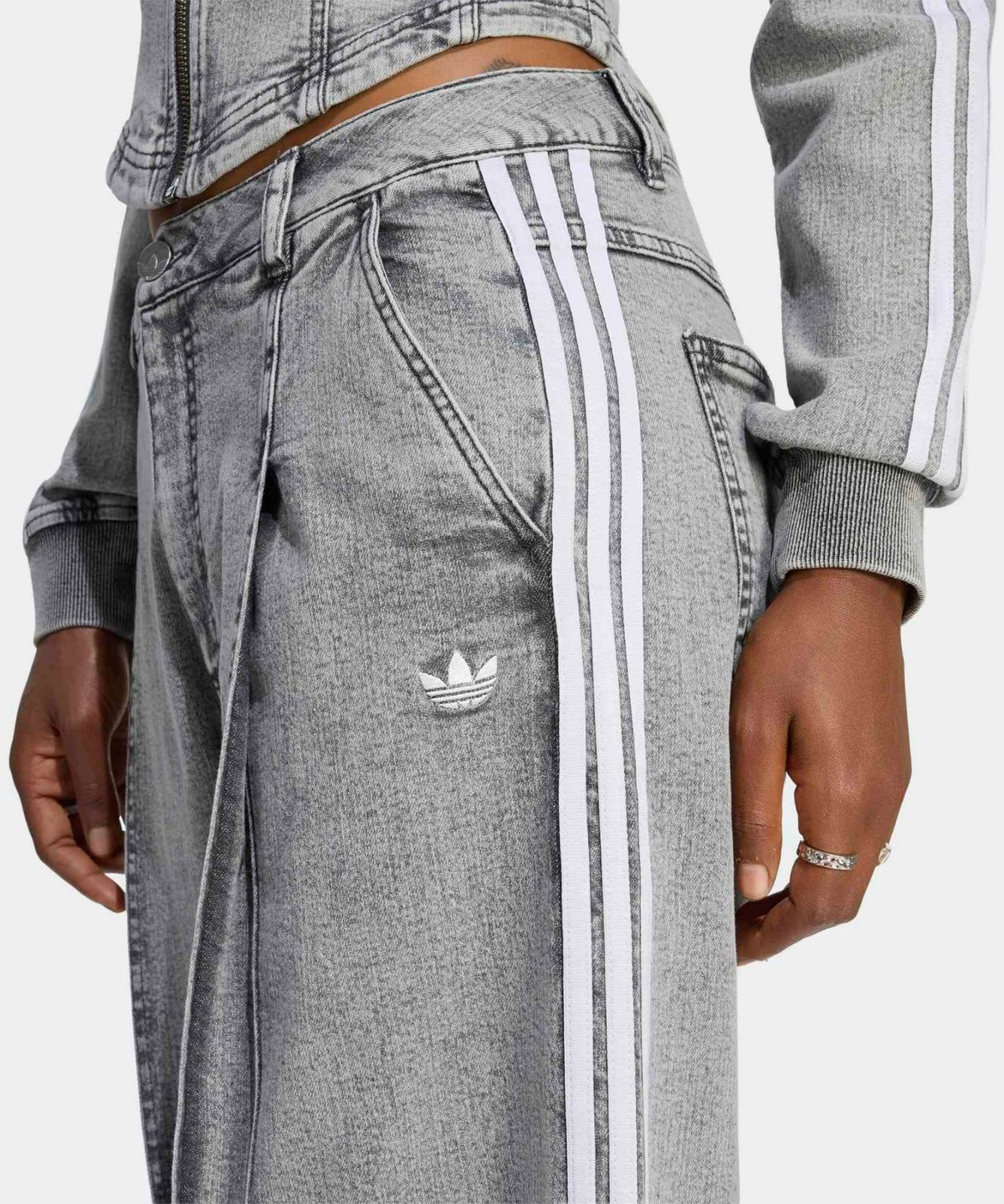 아디다스(ADIDAS) 데님 플리츠 와이드 레그 팬츠 - 워시드그레이 / LF3777