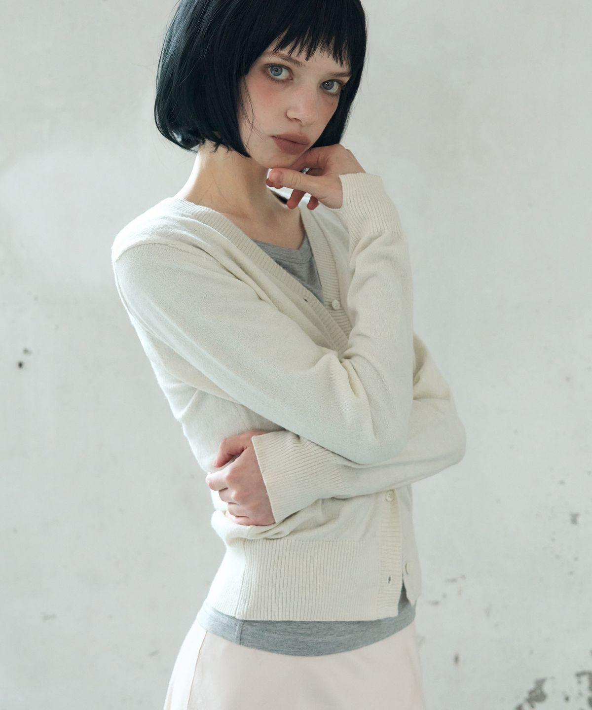 레더리(LEATHERY) 소프트 브이넥 니트 가디건 [IVORY]