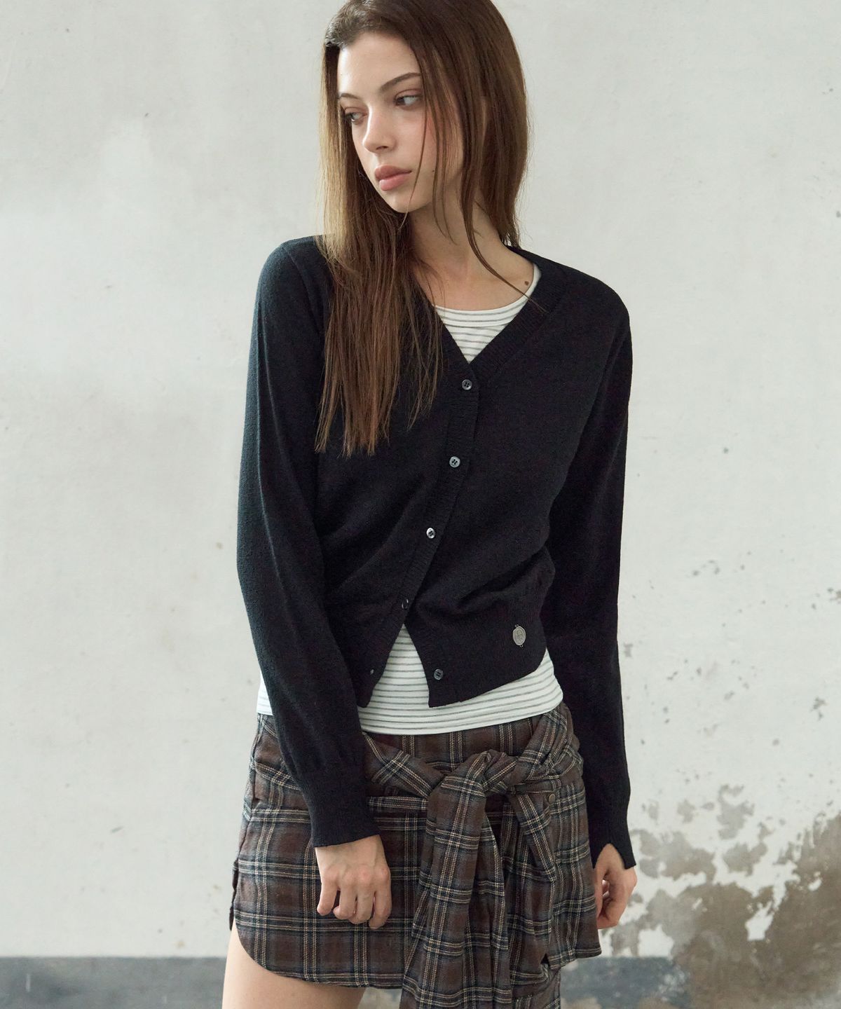 레더리(LEATHERY) 소프트 브이넥 니트 가디건 [BLACK]