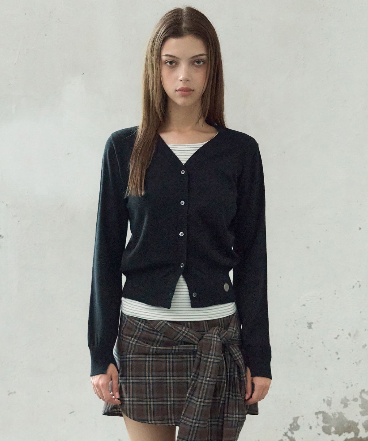 레더리(LEATHERY) 소프트 브이넥 니트 가디건 [BLACK]