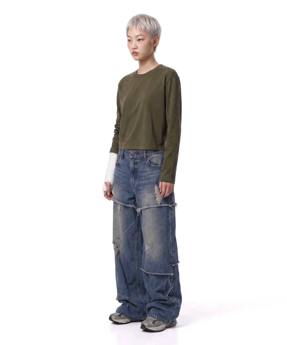 씨웨어 바이 더 지니어스(C WEAR BY THE GENIUS) 오버사이즈 롱 슬리브 크롭 티셔츠 카키