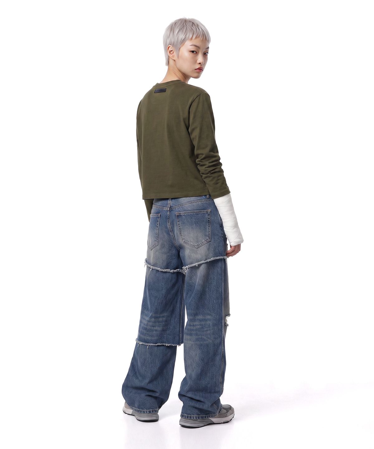 씨웨어 바이 더 지니어스(C WEAR BY THE GENIUS) 오버사이즈 롱 슬리브 크롭 티셔츠 카키