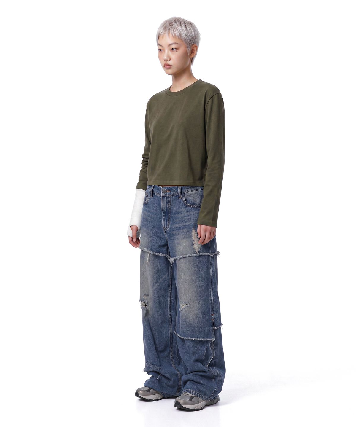 씨웨어 바이 더 지니어스(C WEAR BY THE GENIUS) 오버사이즈 롱 슬리브 크롭 티셔츠 카키