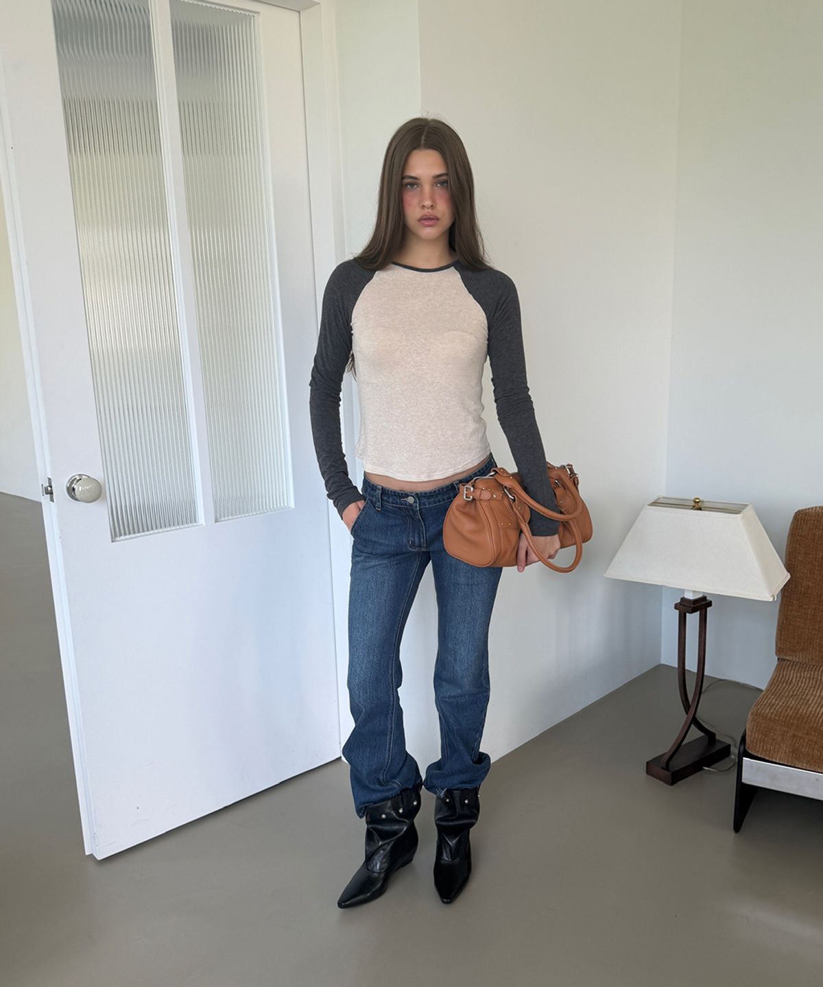 아수라(ASURA) CONTRAST SLIM RAGLAN TOP (BEIGE+CHARCOAL)