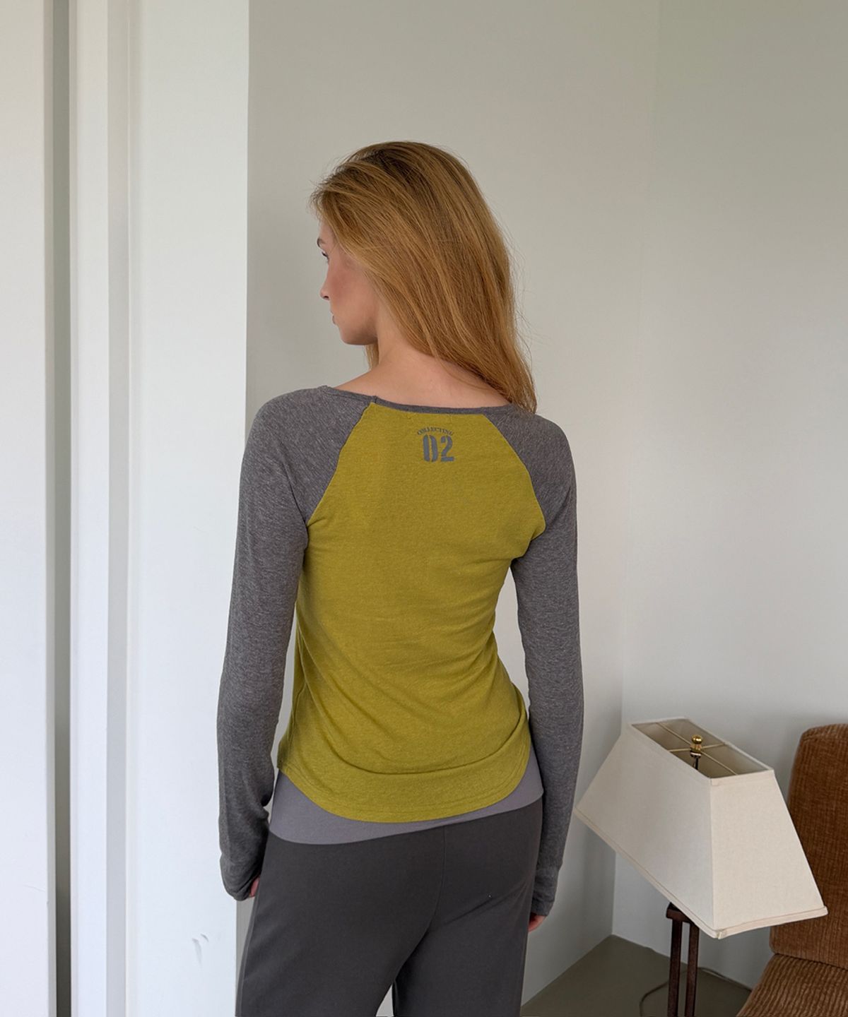 아수라(ASURA) CONTRAST SLIM RAGLAN TOP (OLIVE+MELANGE GREY)
