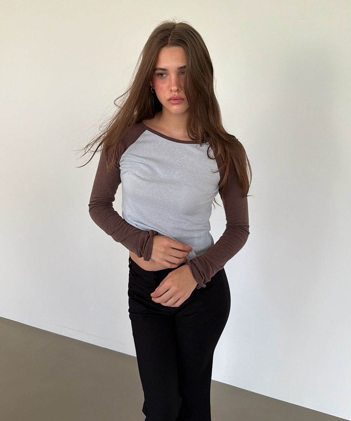 아수라(ASURA) CONTRAST SLIM RAGLAN TOP (SOFT BLUE+BROWN)