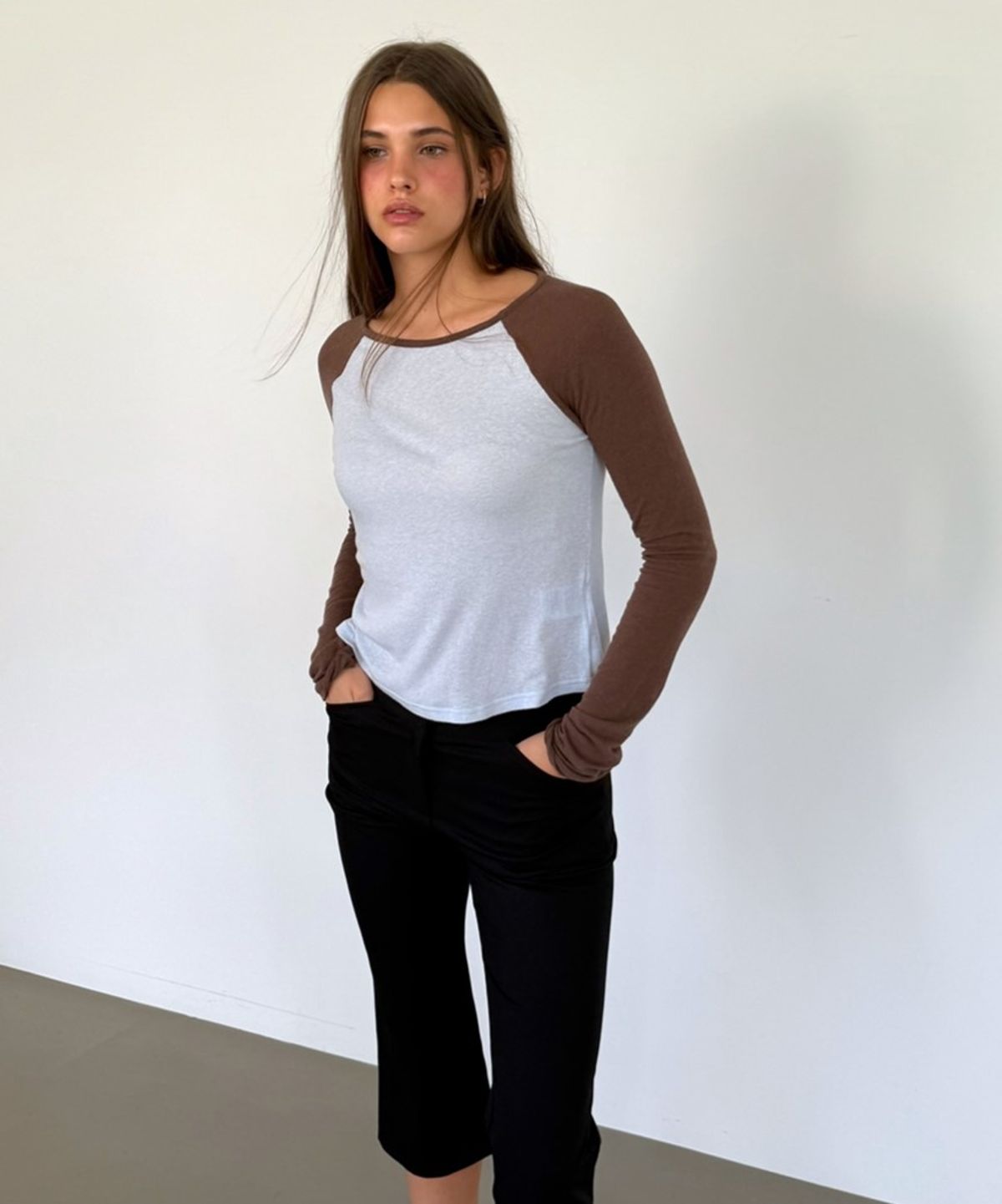 아수라(ASURA) CONTRAST SLIM RAGLAN TOP (SOFT BLUE+BROWN)