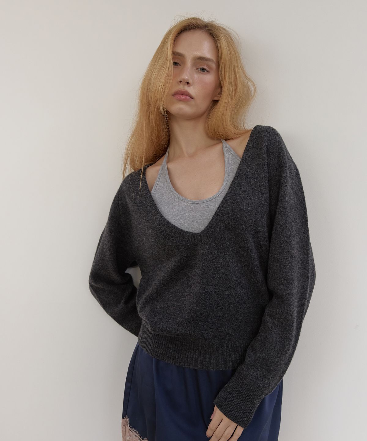 아수라(ASURA) PURE WOOL DEEP V KNIT (CHARCOAL)