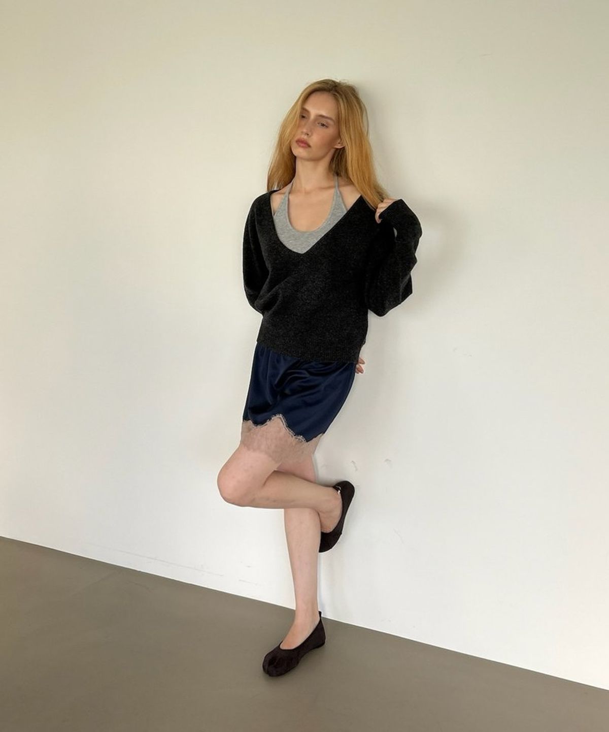아수라(ASURA) PURE WOOL DEEP V KNIT (CHARCOAL)