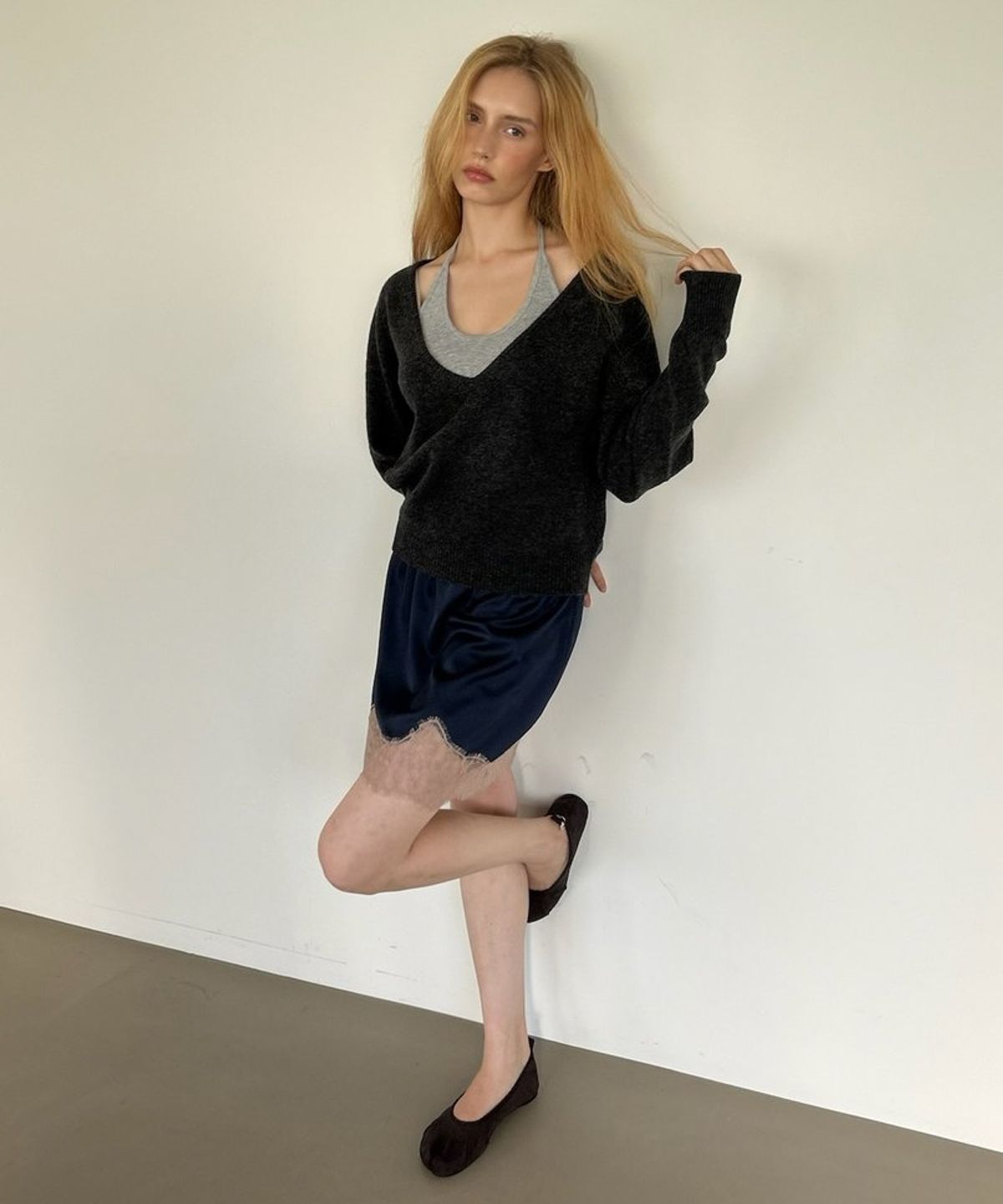 아수라(ASURA) PURE WOOL DEEP V KNIT (CHARCOAL)