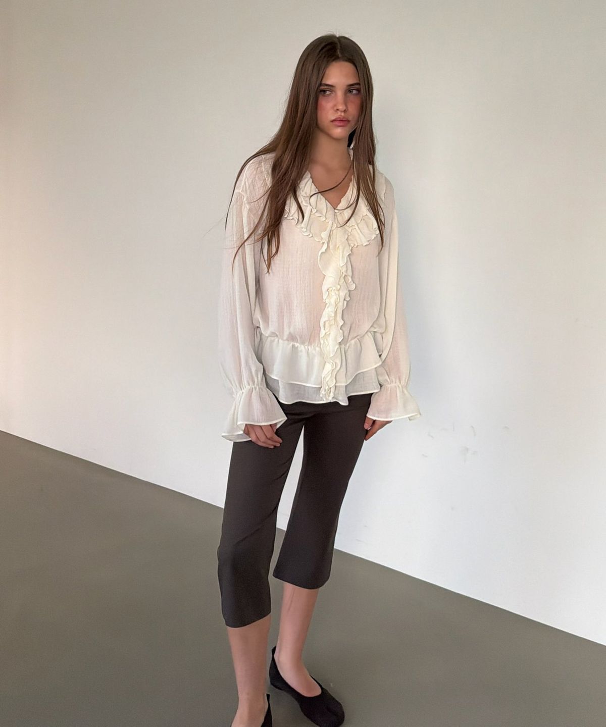 아수라(ASURA) RUFFLE CHIFFON BLOUSE (IVORY)