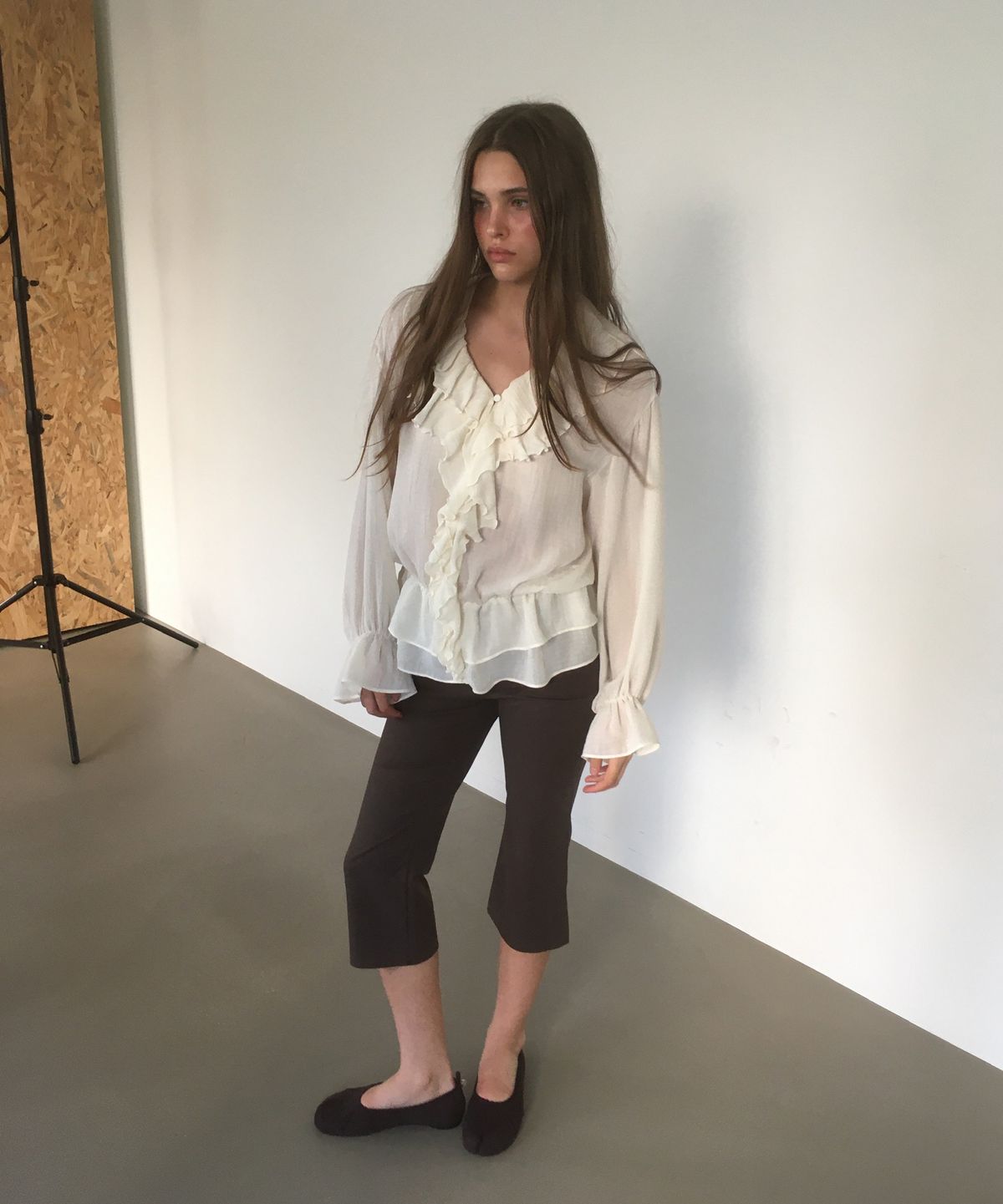 아수라(ASURA) RUFFLE CHIFFON BLOUSE (IVORY)