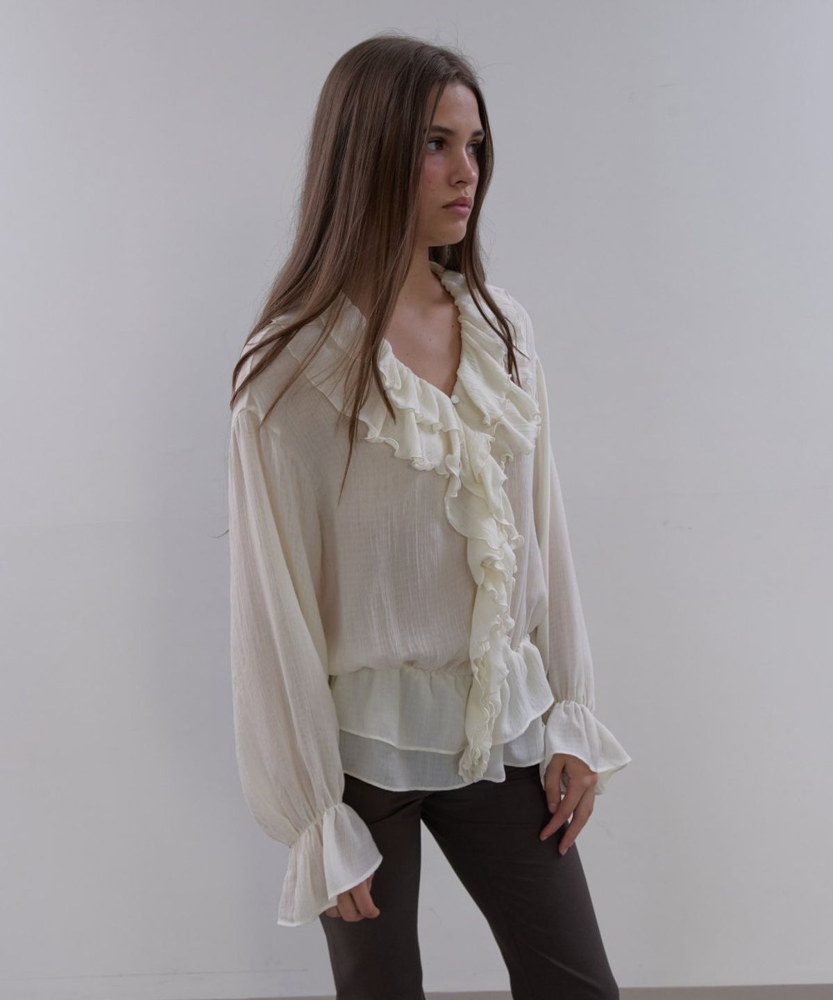 아수라(ASURA) RUFFLE CHIFFON BLOUSE (IVORY)