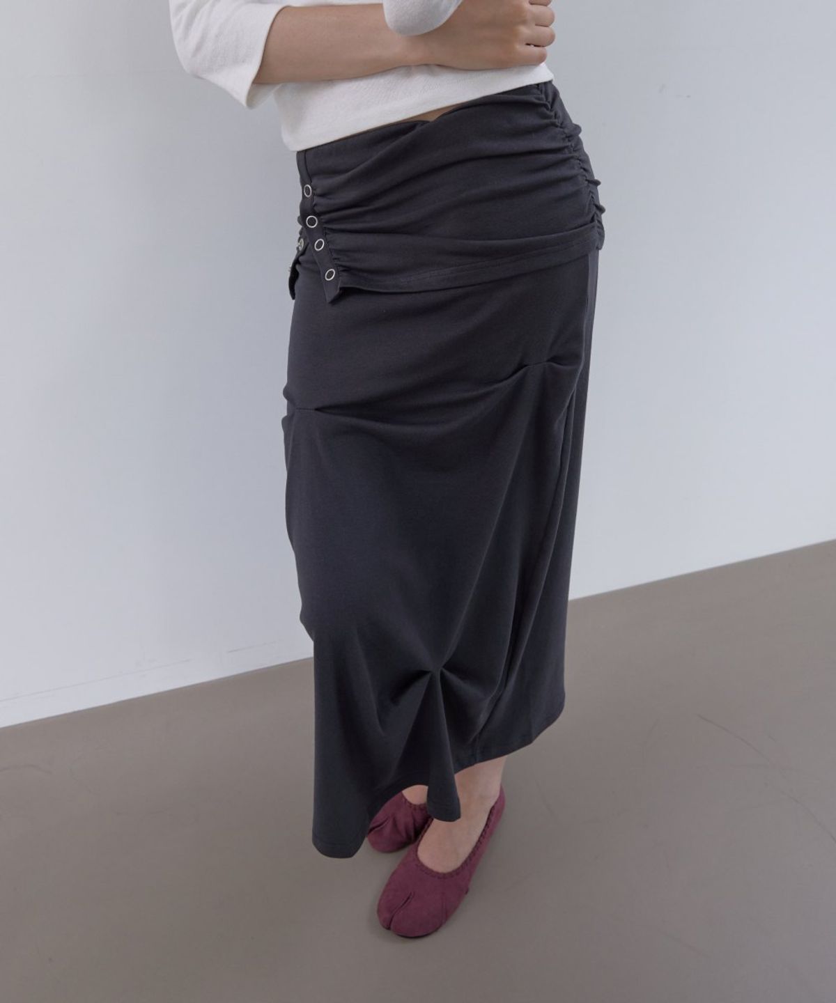 아수라(ASURA) SNAP DRAPE SKIRT (CHARCOAL)