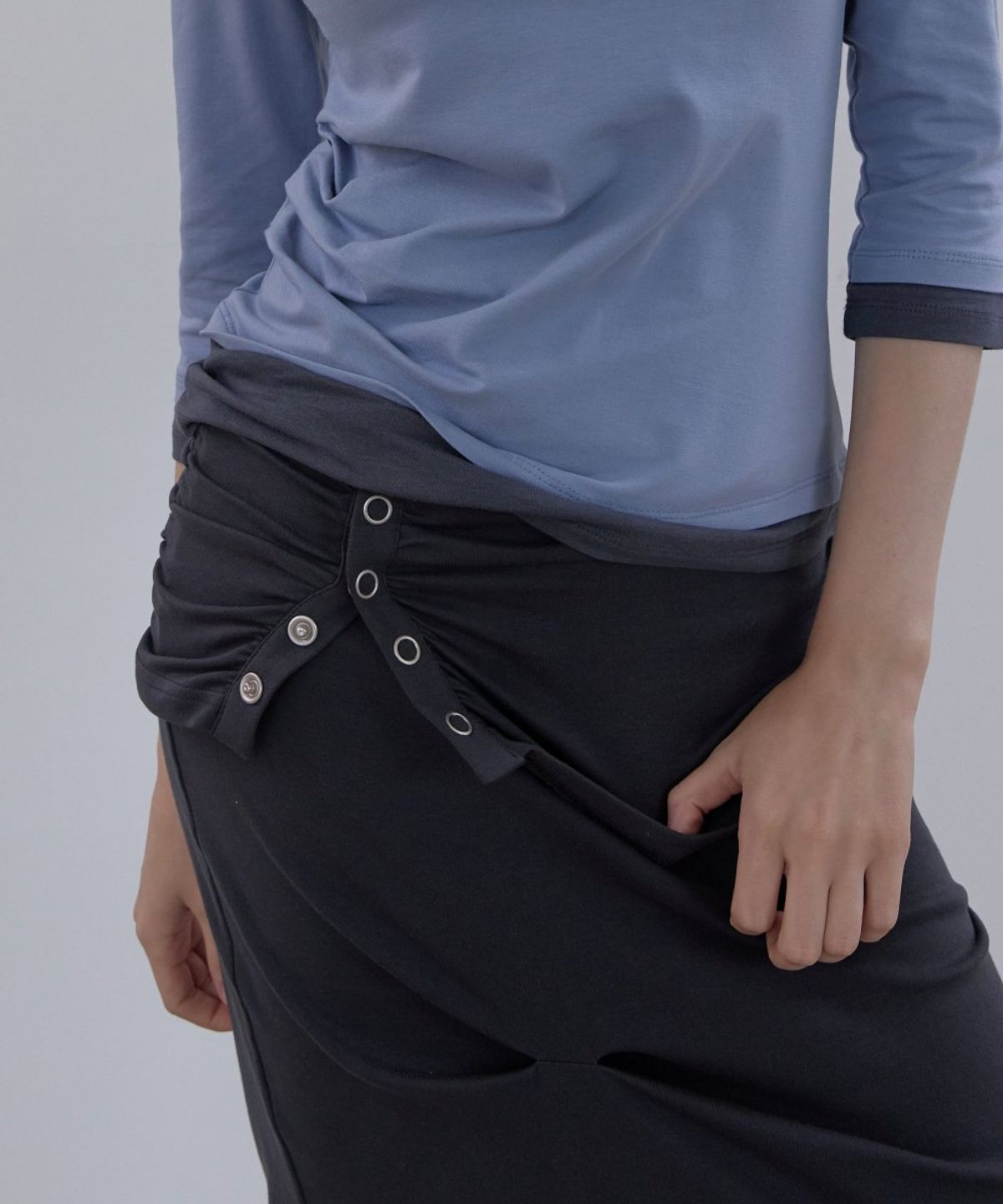 아수라(ASURA) SNAP DRAPE SKIRT (CHARCOAL)