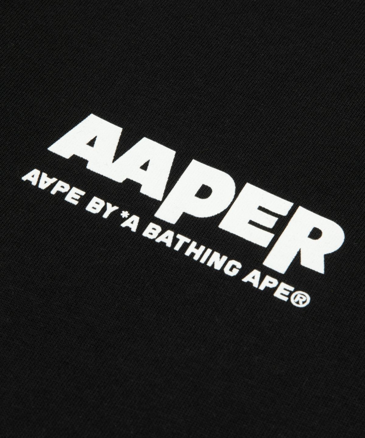 에이프(AAPE) AAPER 로고 티셔츠 블랙 / AAPTEM1830XXQBKX