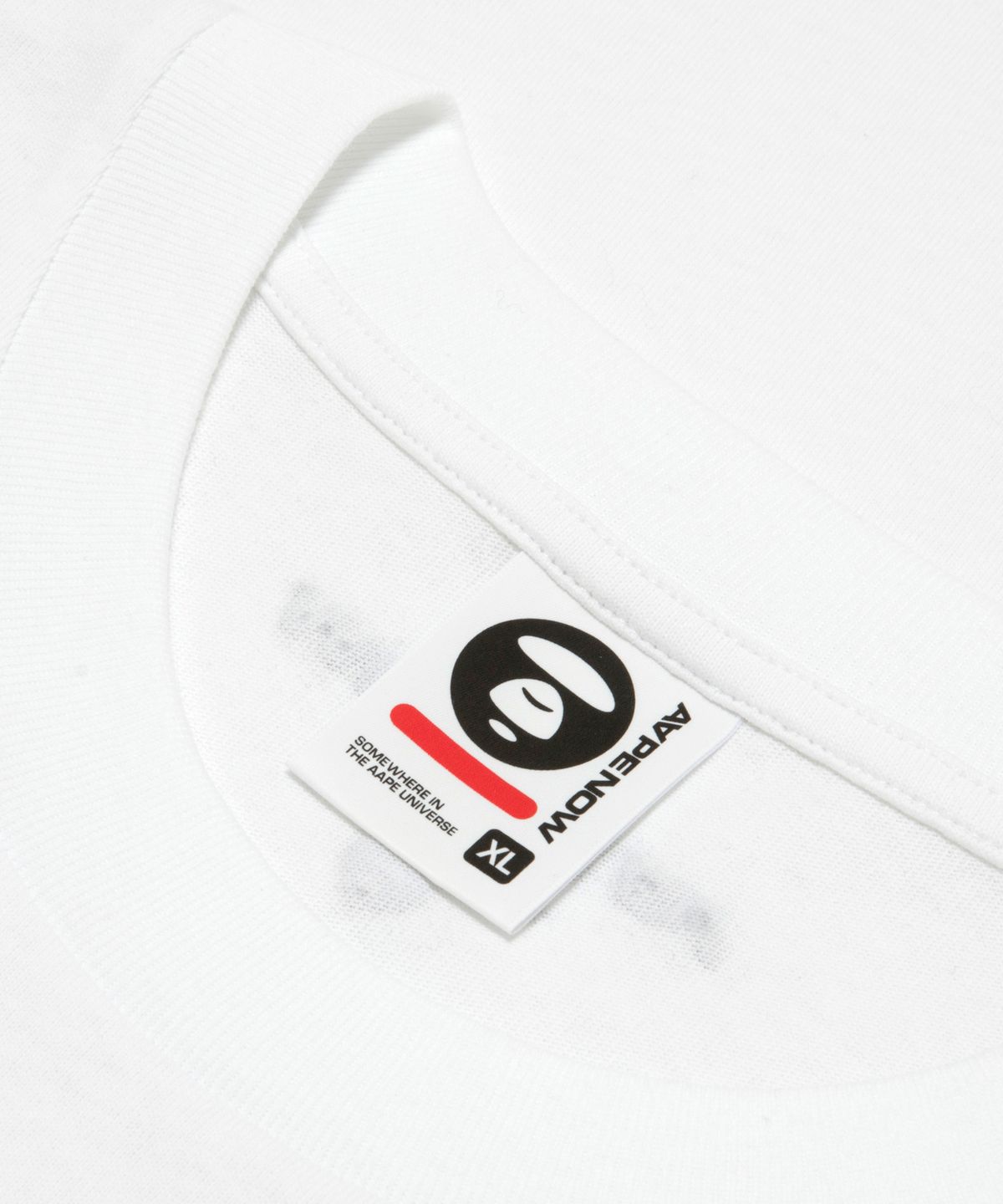 에이프(AAPE) AAPENOW 하트 문페이스 로고 티셔츠 화이트 / AAPTEM1807XXQWHX