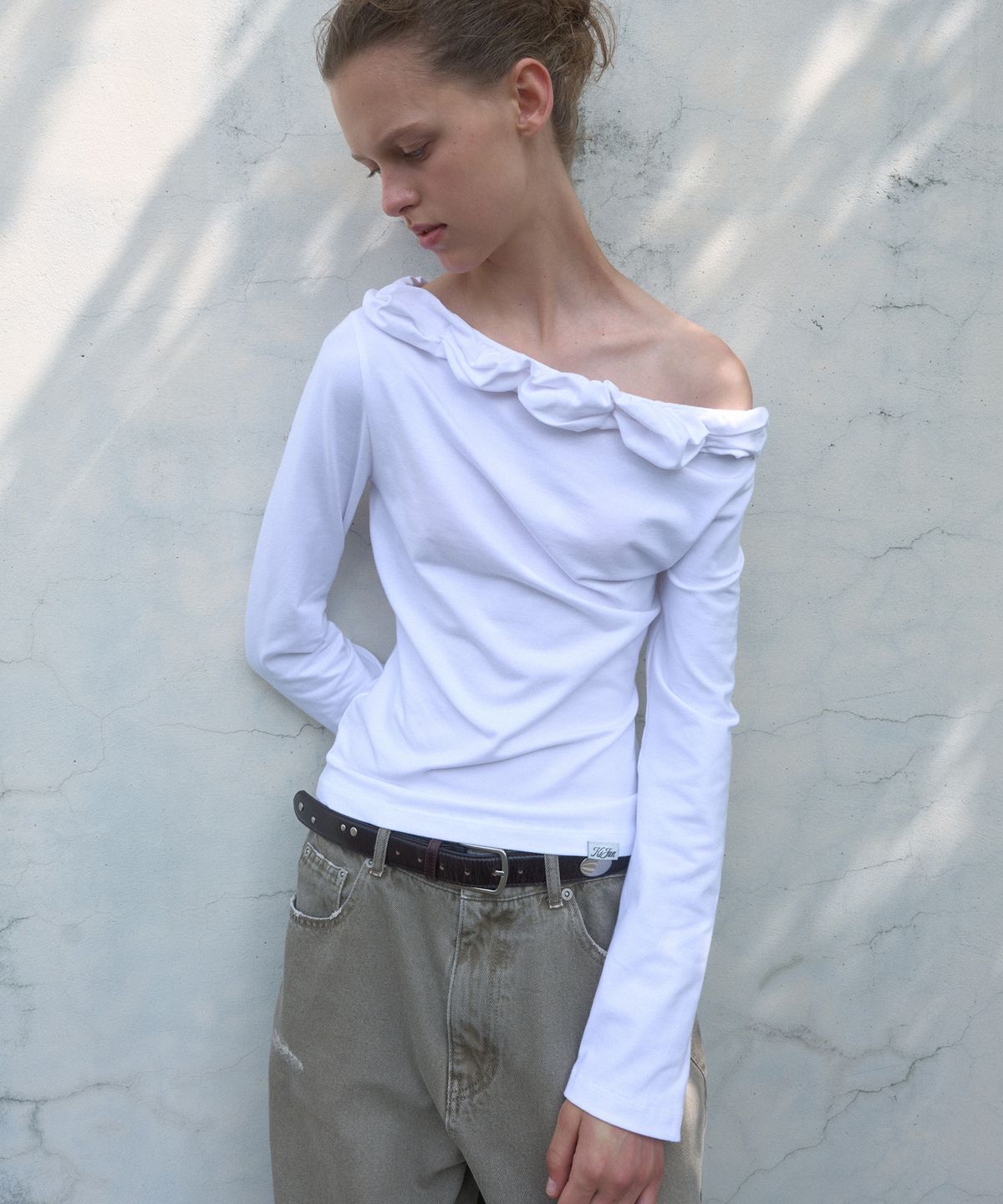 기준(KIJUN) TWIST ONE-SHOULDER LONG SLEEVE TOP_OFF WHITE
