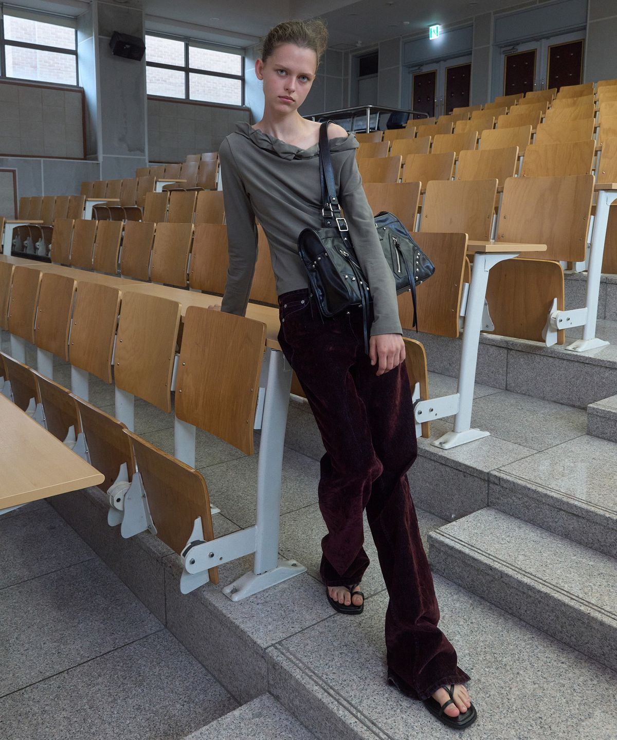 기준(KIJUN) TWIST ONE-SHOULDER LONG SLEEVE TOP_KHAKI