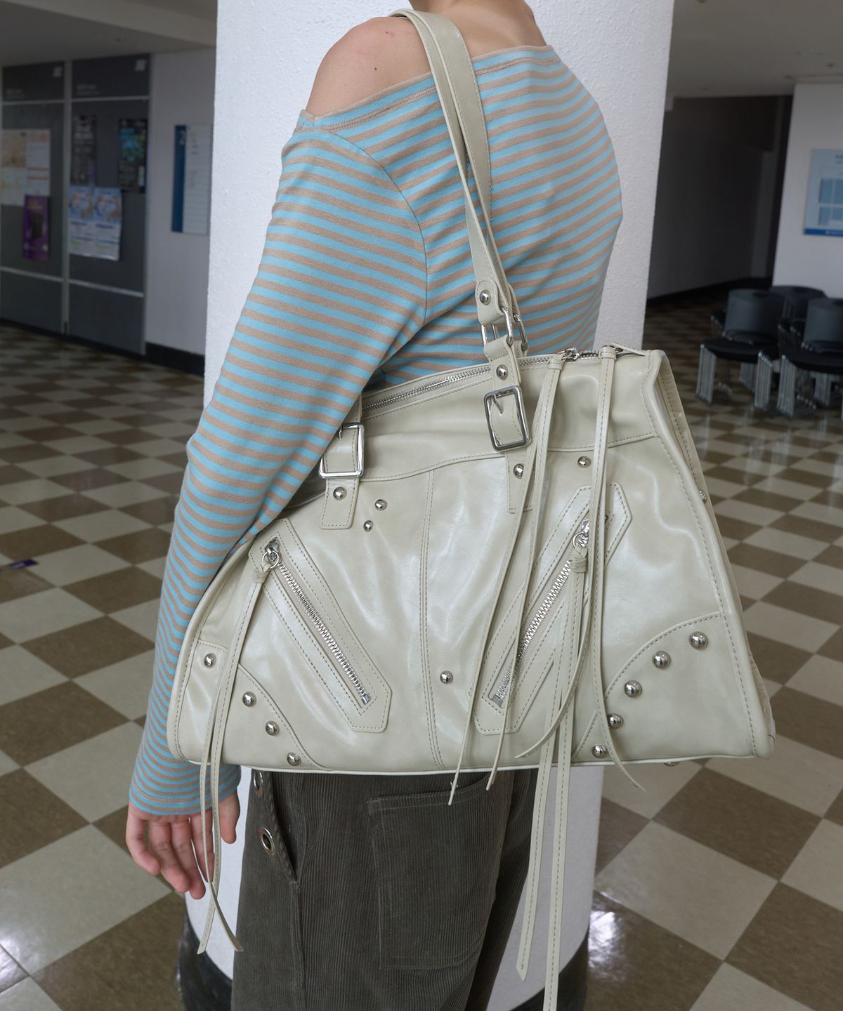 기준(KIJUN) MIRROR MOTOR BAG_TAUPE