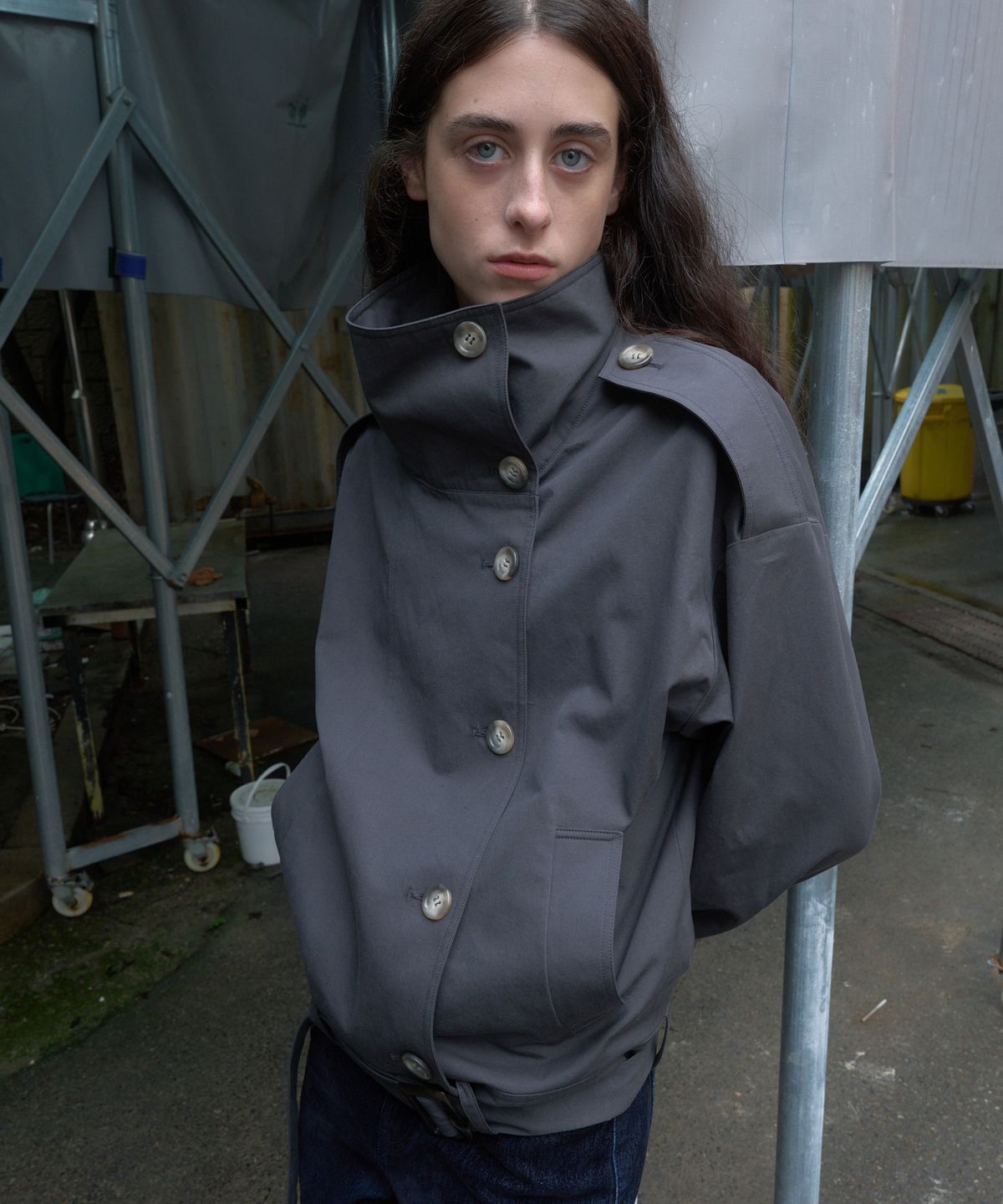 기준(KIJUN) BELTED HALF TRENCH JACKET_CHARCOAL GREY