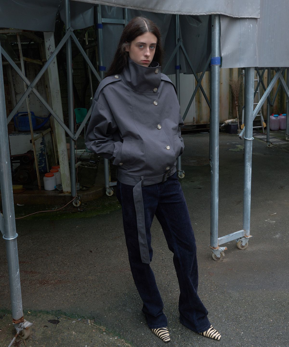 기준(KIJUN) BELTED HALF TRENCH JACKET_CHARCOAL GREY