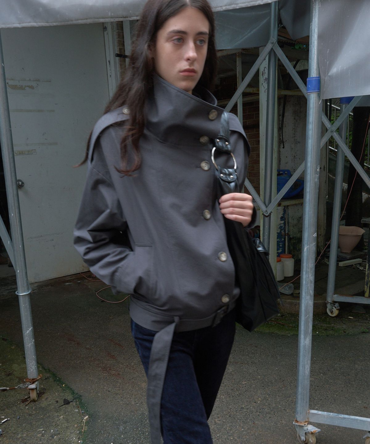 기준(KIJUN) BELTED HALF TRENCH JACKET_CHARCOAL GREY
