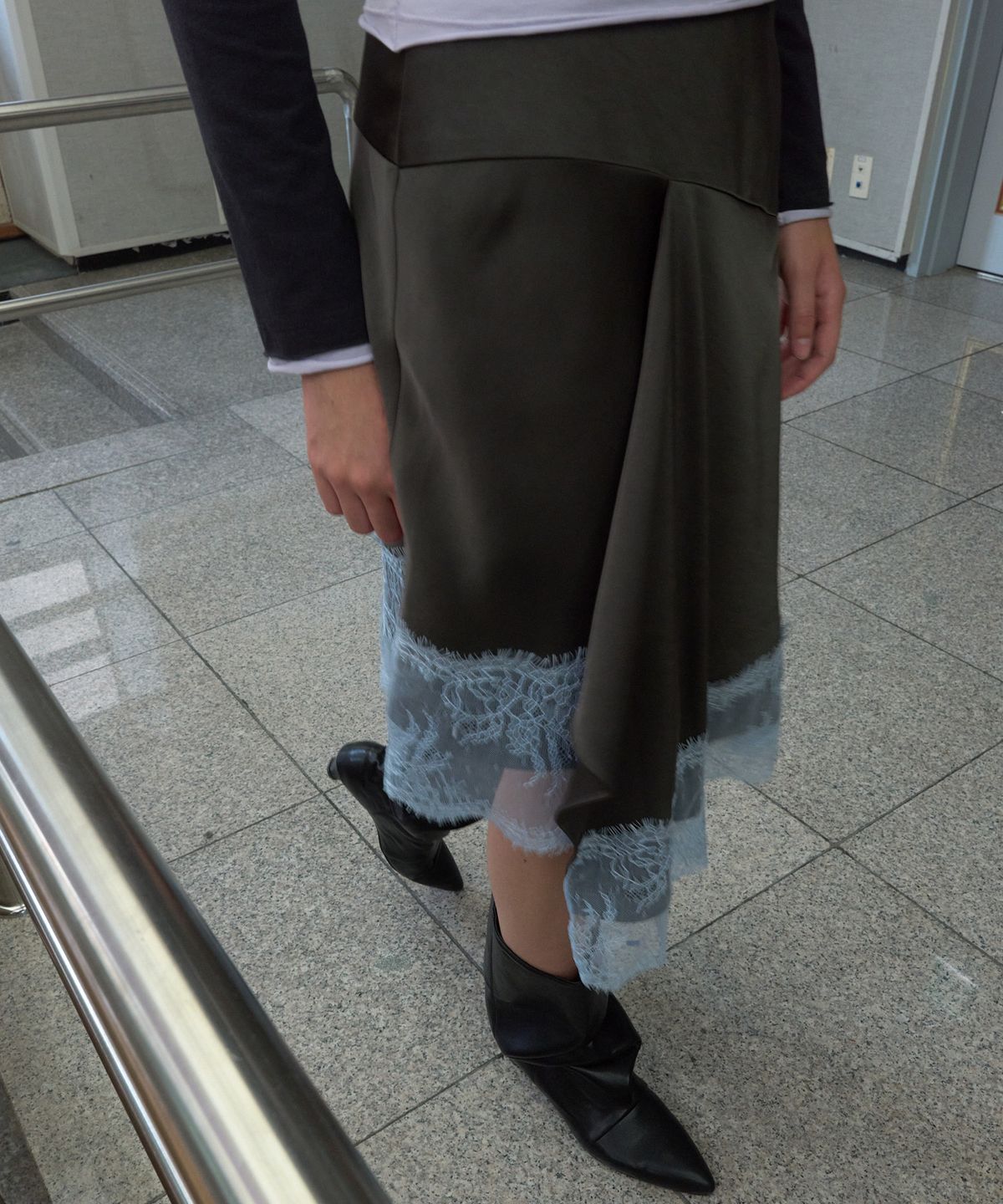 기준(KIJUN) SATIN LACE MIDI SKIRT_CHARCOAL GREY