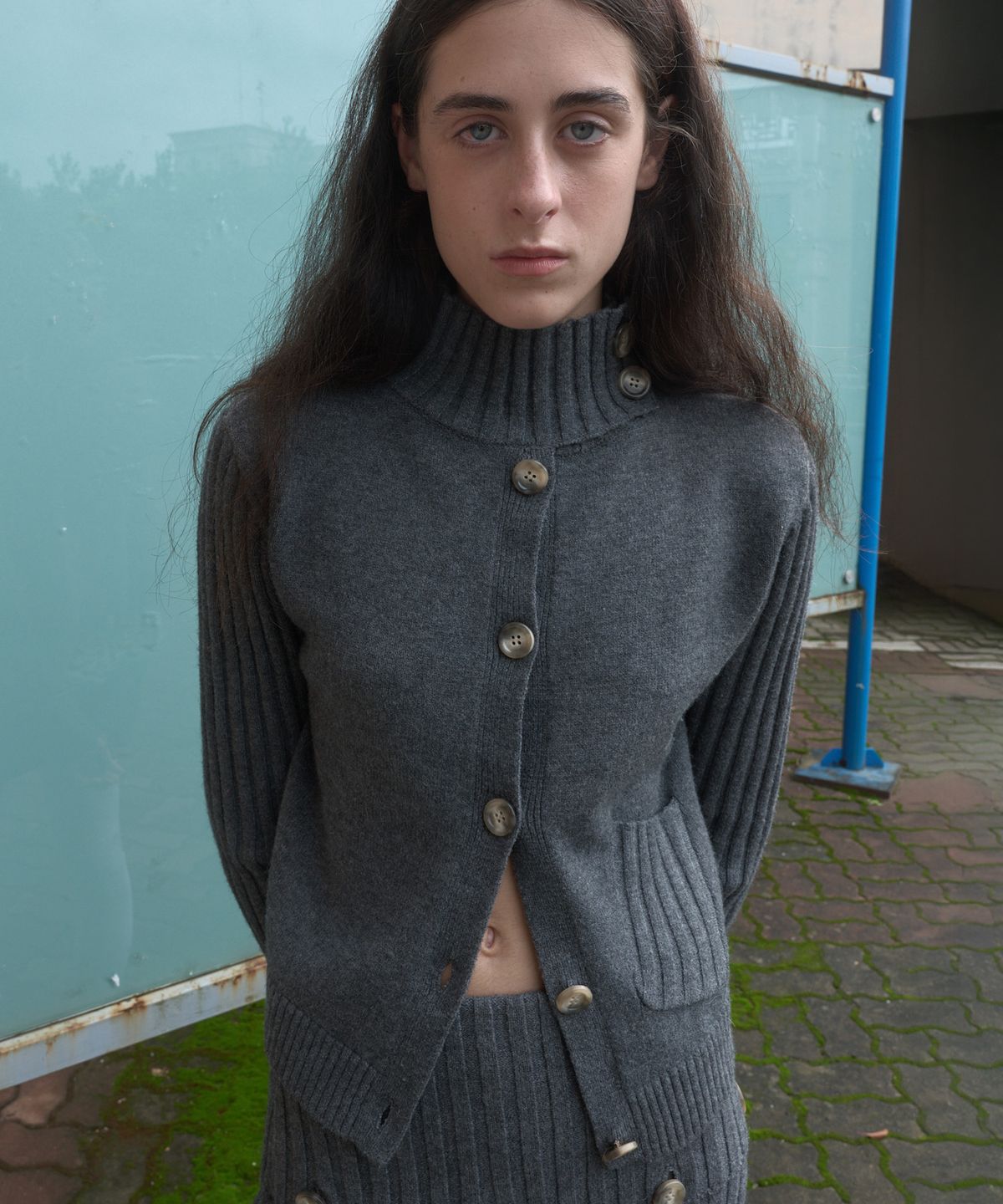 기준(KIJUN) BOLD BUTTON CARDIGAN_CHARCOAL GREY