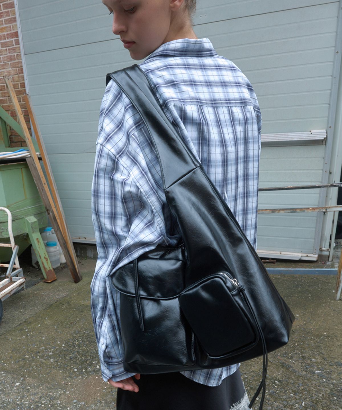기준(KIJUN) ODD POCKET HOBO BAG_BLACK