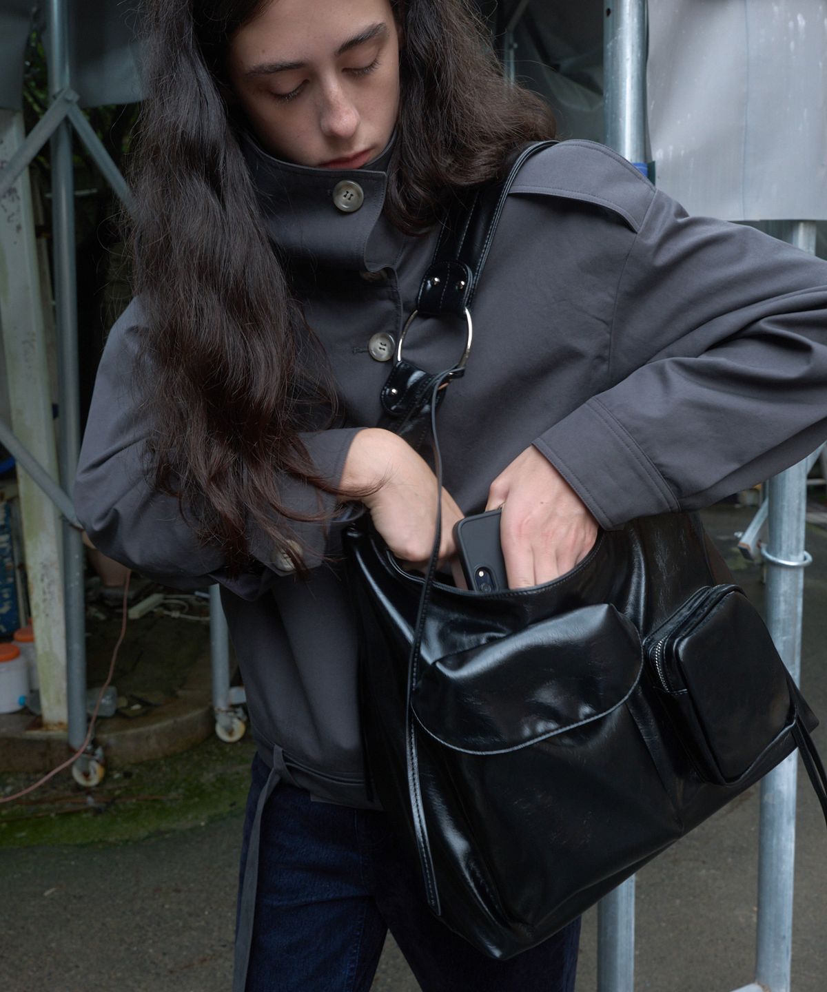 기준(KIJUN) ODD POCKET HOBO BAG_BLACK
