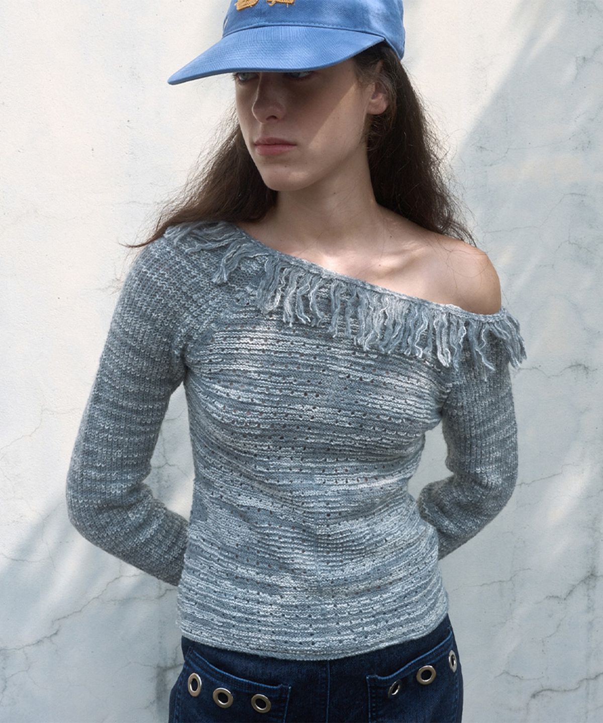 기준(KIJUN) FRINGE ONE-SHOULDER KNIT TOP_GREY