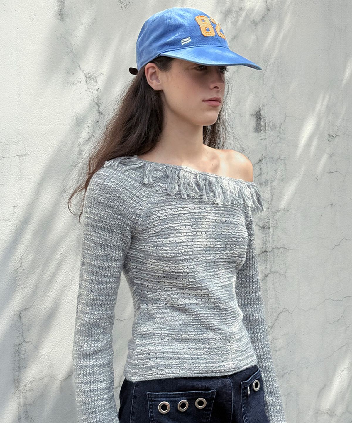 기준(KIJUN) FRINGE ONE-SHOULDER KNIT TOP_GREY