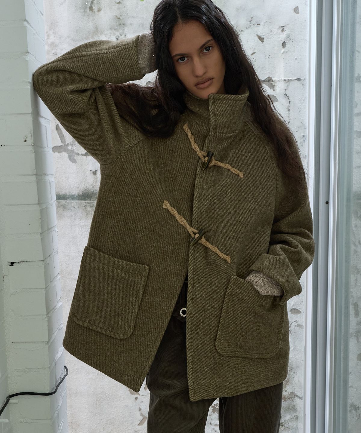 기준(KIJUN) ASYMMETRIC TOGGLE HALF COAT_OLIVE