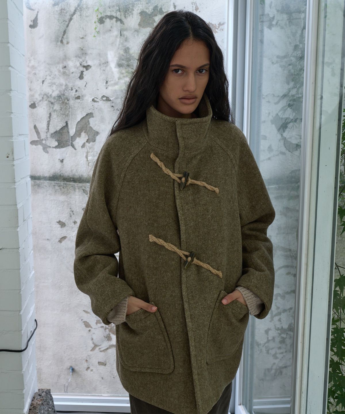 기준(KIJUN) ASYMMETRIC TOGGLE HALF COAT_OLIVE