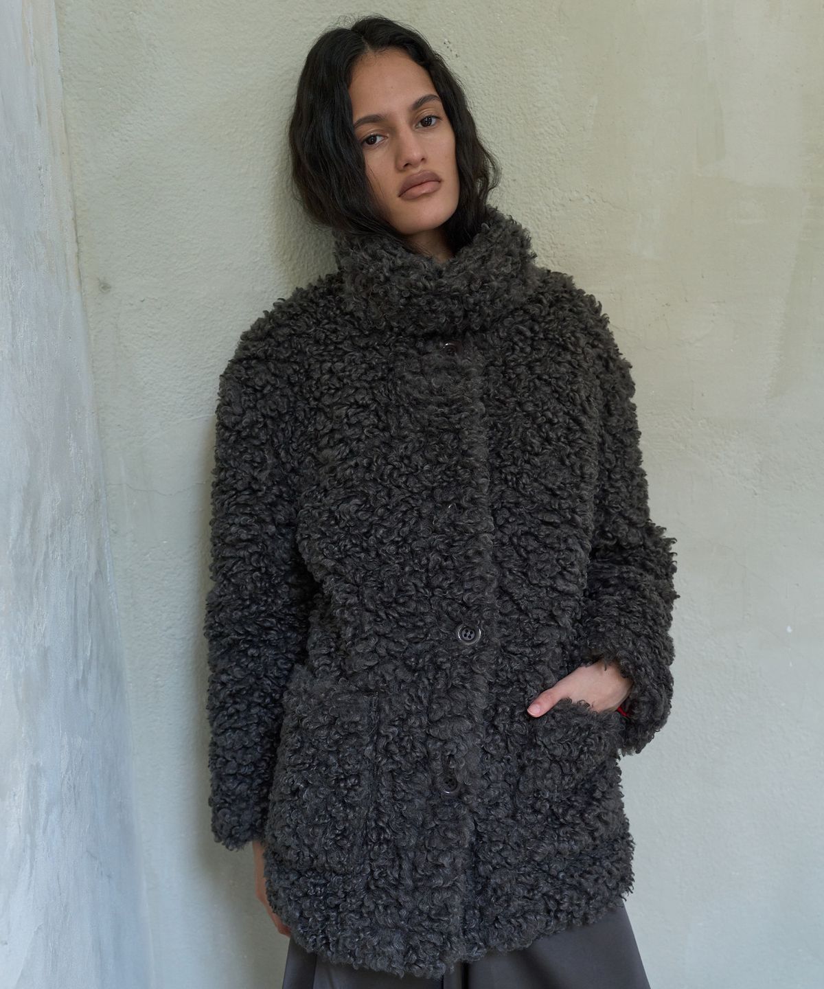 기준(KIJUN) SHEARING FUR HALF COAT_CHARCOAL GREY