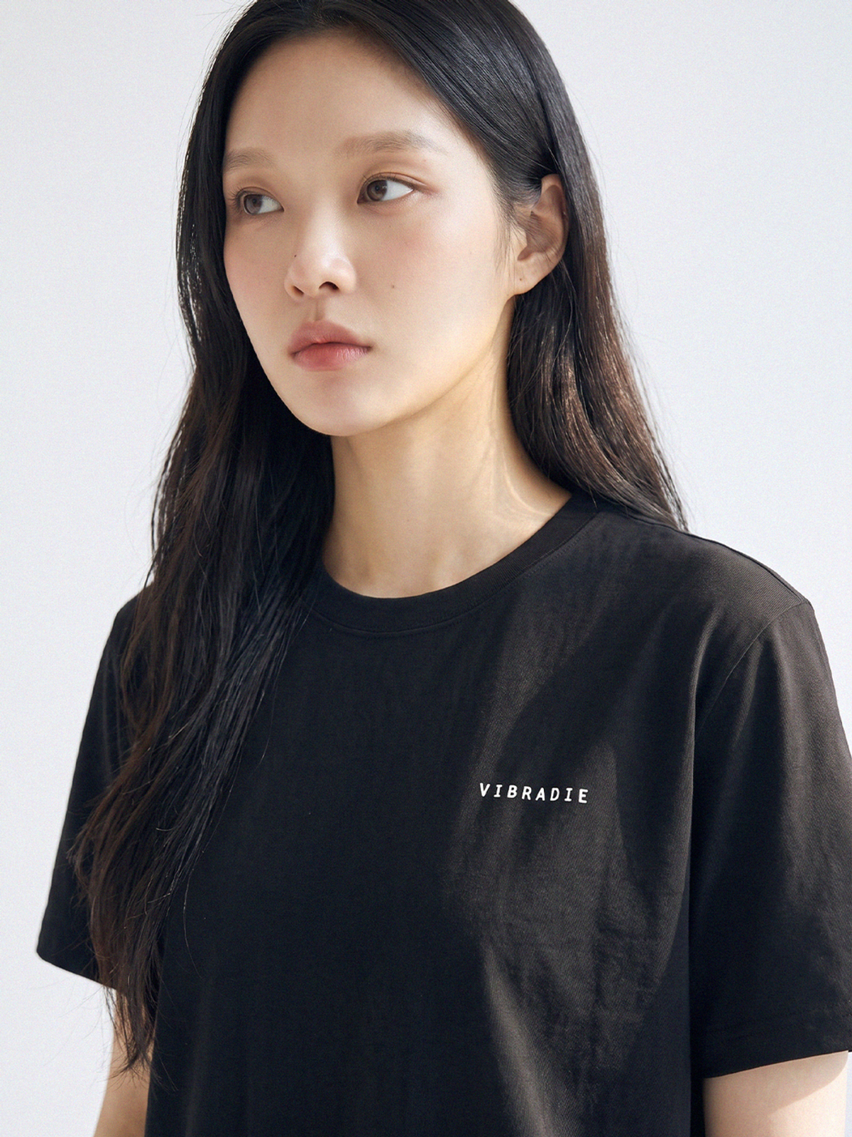 바이브라디(VIBRADIE) 스몰 워딩 로고 반팔 티셔츠 BK
