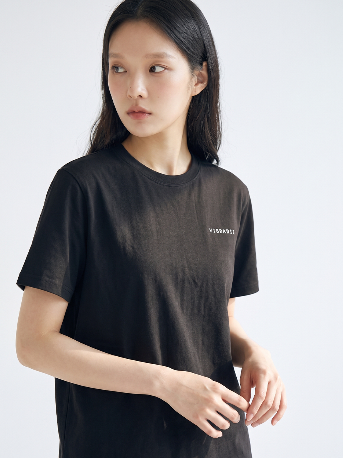 바이브라디(VIBRADIE) 스몰 워딩 로고 반팔 티셔츠 BK