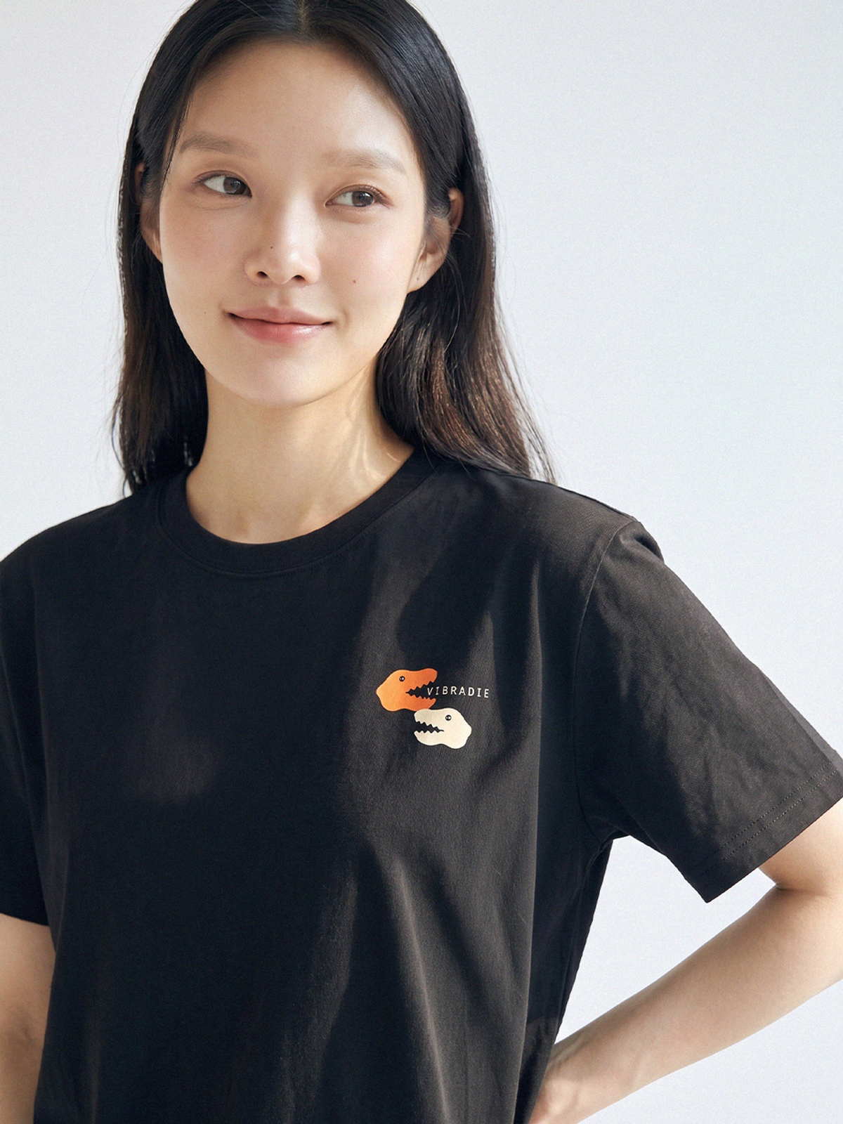 바이브라디(VIBRADIE) 다이노 그래픽 반팔 티셔츠 BK