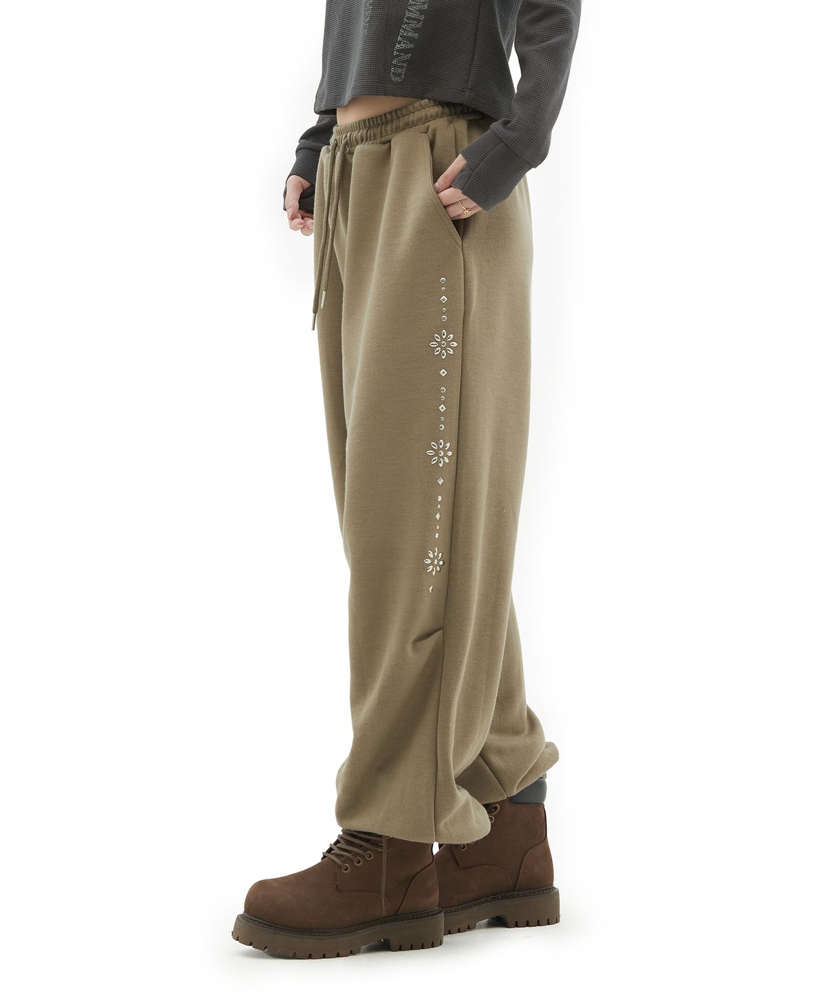 데프가먼츠(DEFGARMENTS) STUD JOGGER PANTS [2COLOR]