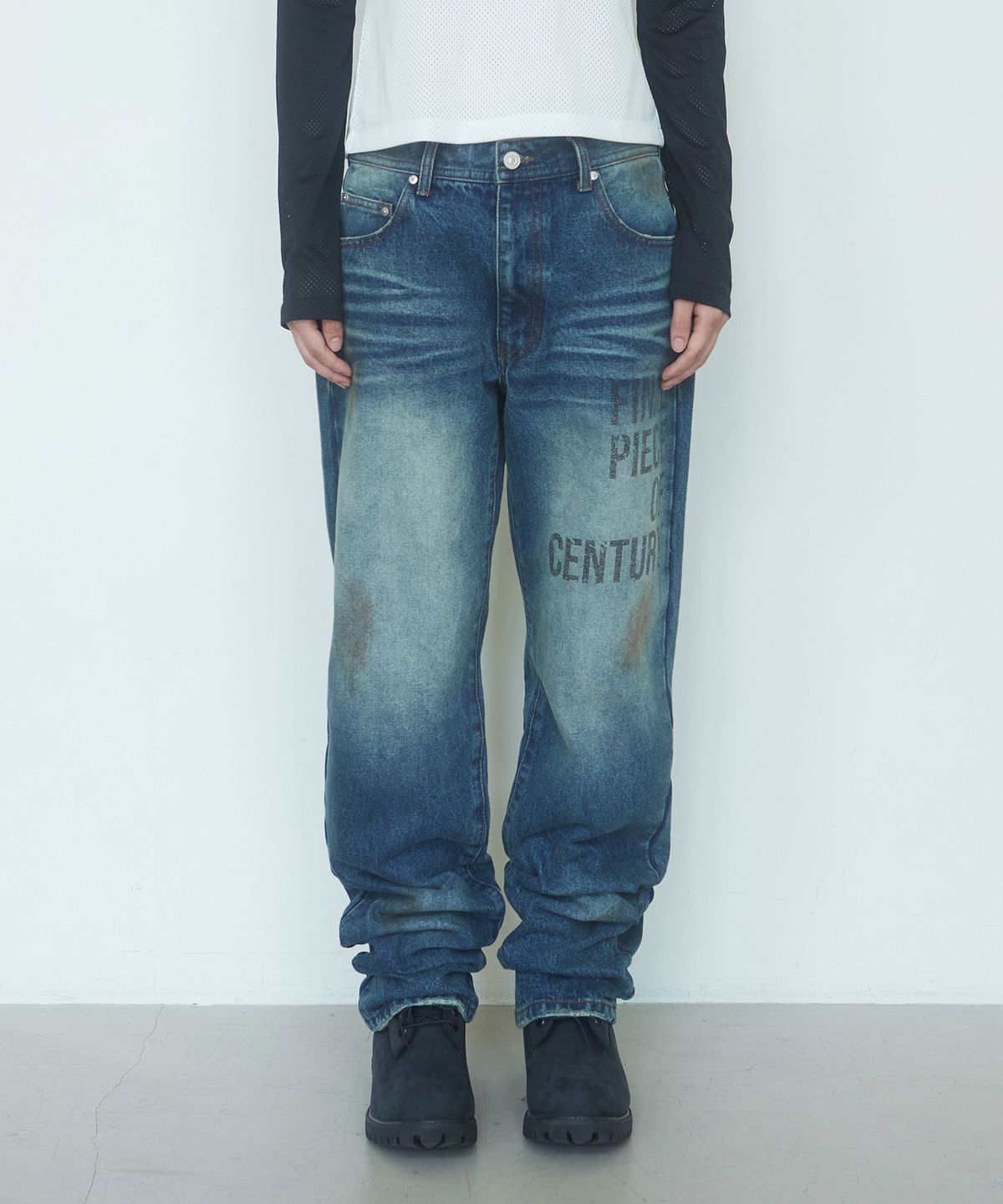 데프가먼츠(DEFGARMENTS) GRAPHIC STRAIGHT DENIM PANTS [DENIM]
