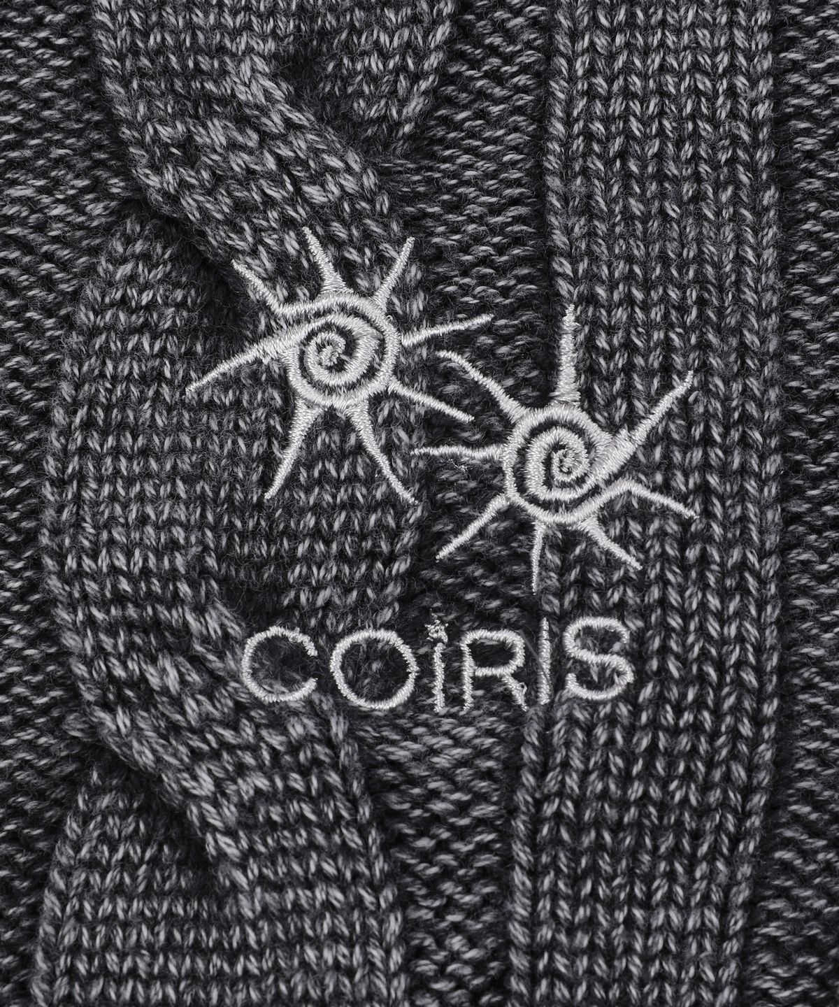 코이리스(COIRIS) 메이블 라운드넥 데미지 케이블 니트 남녀공용 (2컬러)