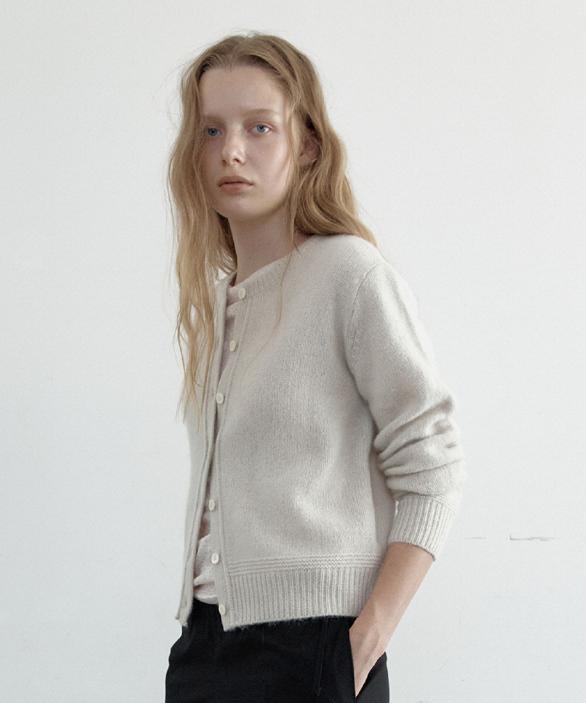 토아베(TOAVE) Baby Alpaca Round Neck Cardigan (Snow)