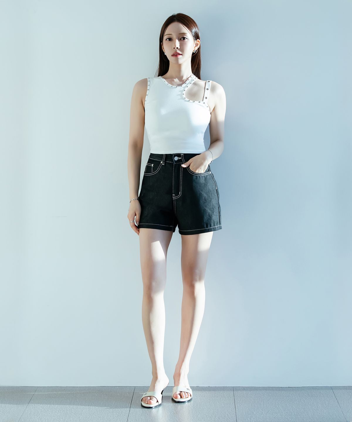 살롱드서울(SALON DE SEOUL) 어시메트릭 컷아웃 슬리브리스 탑 [ white / black ]