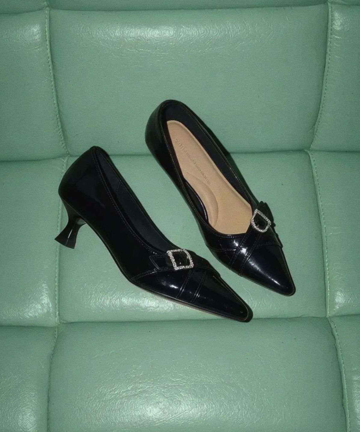 스퍼(SPUR) Rossan v-cut belted pumps 소가죽 포인티드토 에나멜 펌프스 힐 5.5cm -WA9014 (2color)