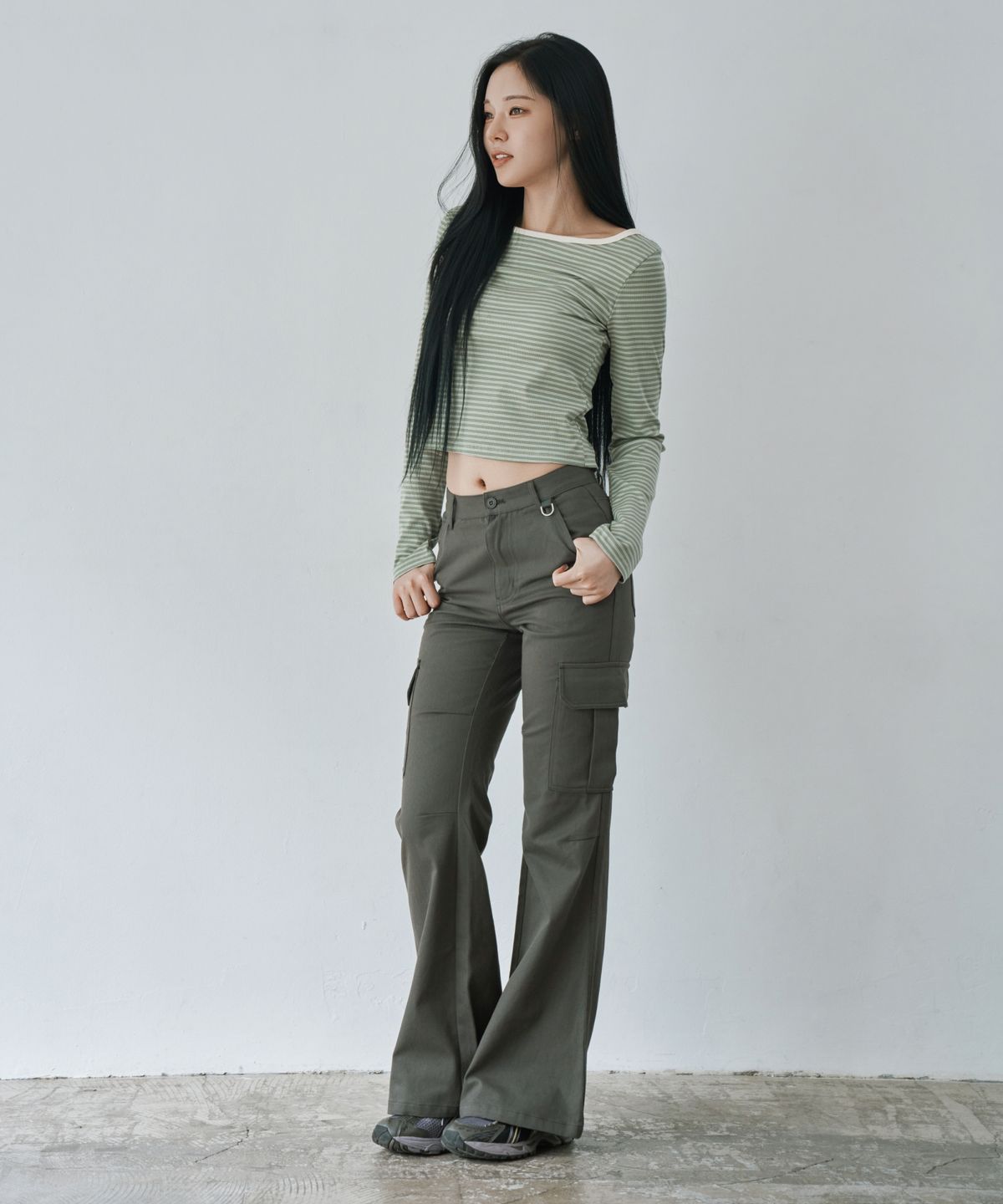 와르 포 우먼(WAARFORWOMAN) W1154 D링 카고 부츠컷 팬츠_차콜