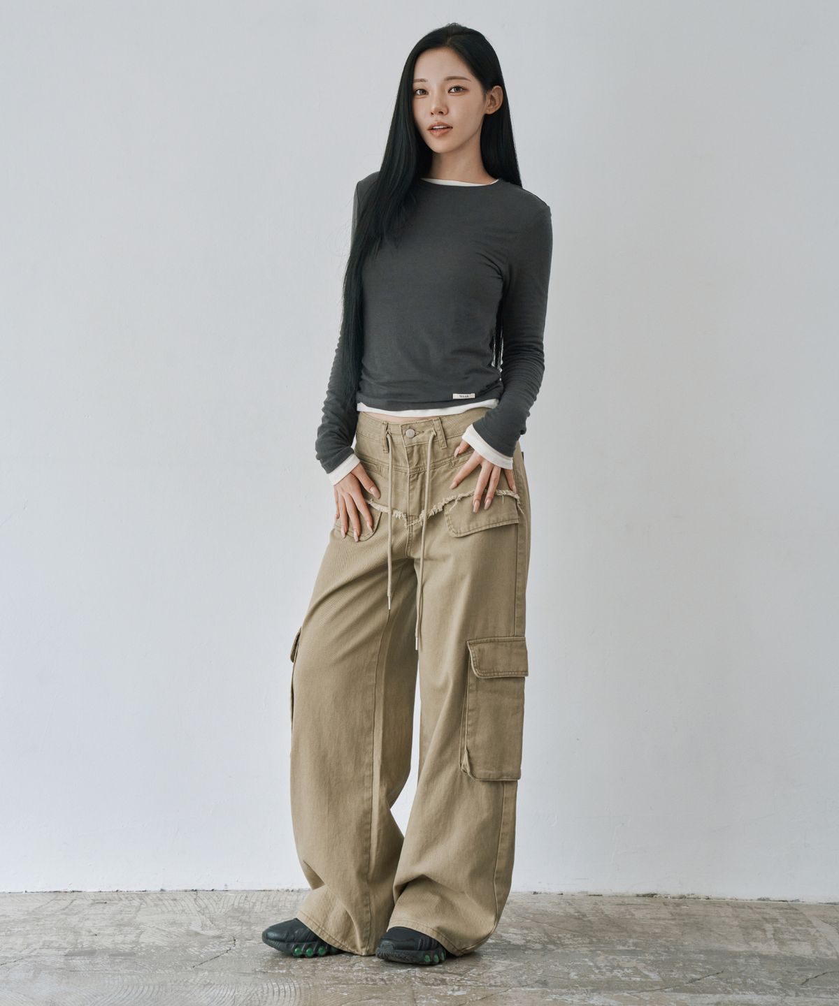 와르 포 우먼(WAARFORWOMAN) W1155 다잉구제 카고 팬츠_카키