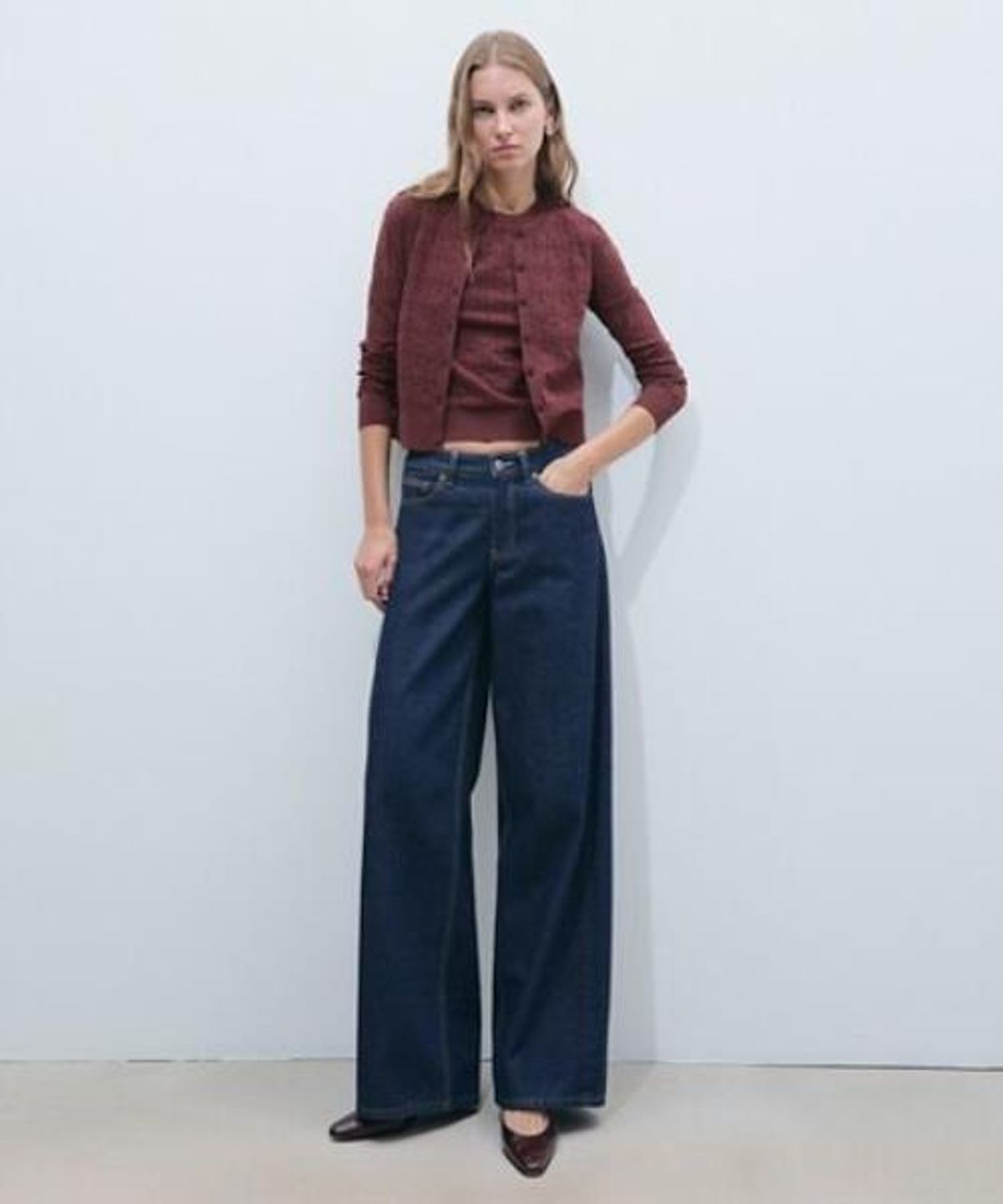토리버치(TORYBURCH) 티 모노그램 자카드 카디건 - 마호가니